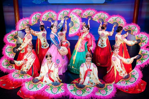 1469607104-simon-cabaret-show-4